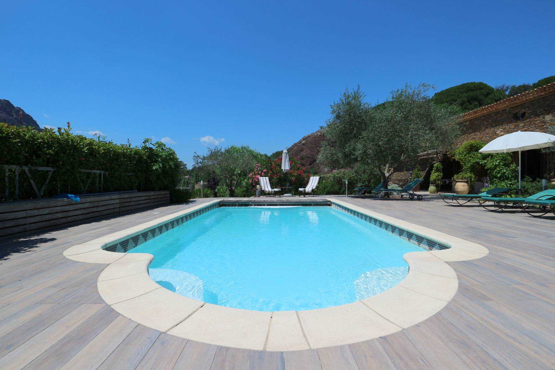 casa no Roquebrune-sur-Argens, Provença-Alpes-Costa Azul 10036259