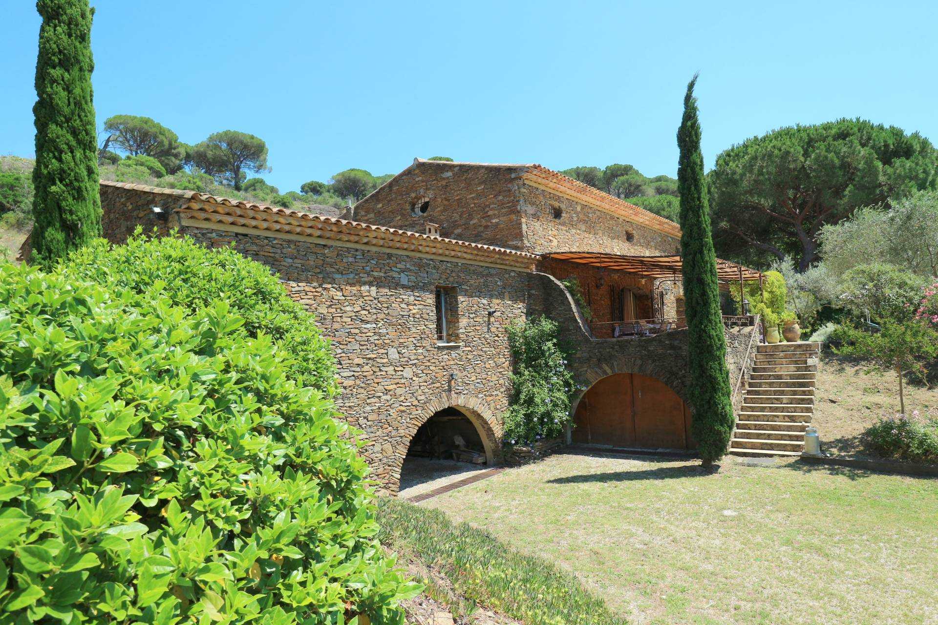 Hus i Roquebrune-sur-Argens, Provence-Alpes-Cote d'Azur 10036259
