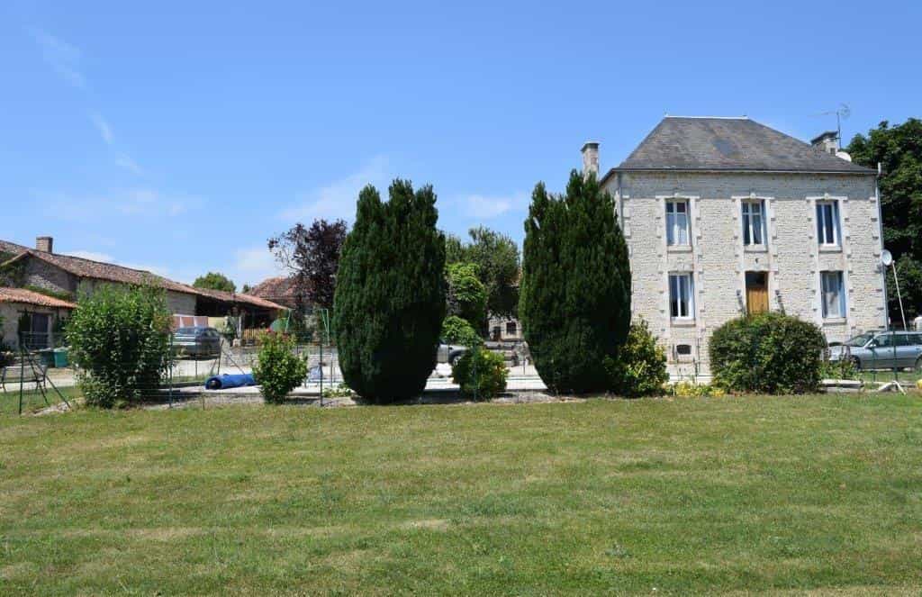 σπίτι σε Saint-Pierre-d'Exideuil, Nouvelle-Aquitaine 10036281