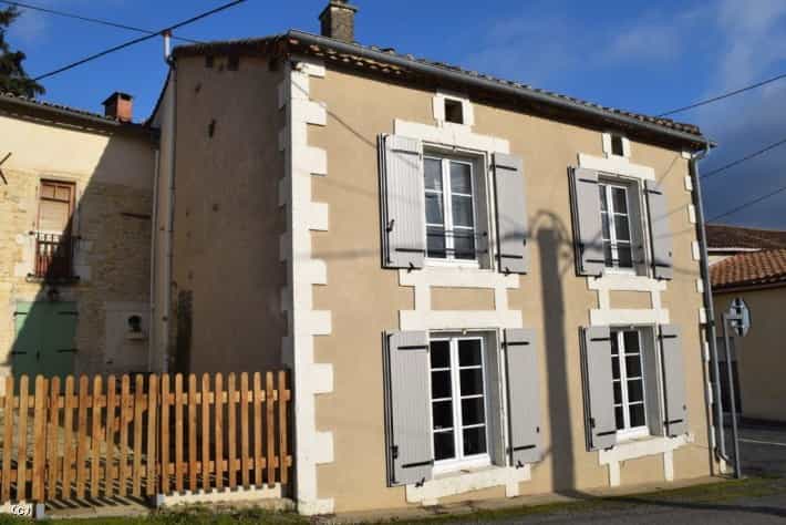 Hus i Champagne-Mouton, Charente 10036346