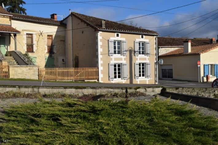 Hus i Champagne-Mouton, Charente 10036346
