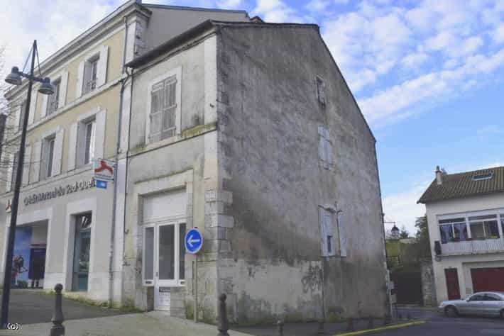Talo sisään Ruffec, Nouvelle-Aquitaine 10036404