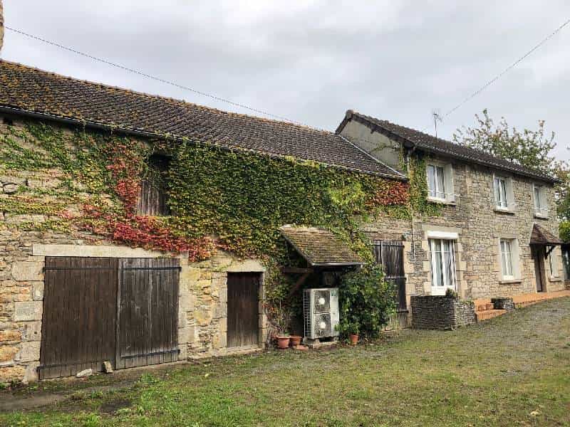 Dom w Saint-Denis-sur-Sarthon, Normandia 10036430