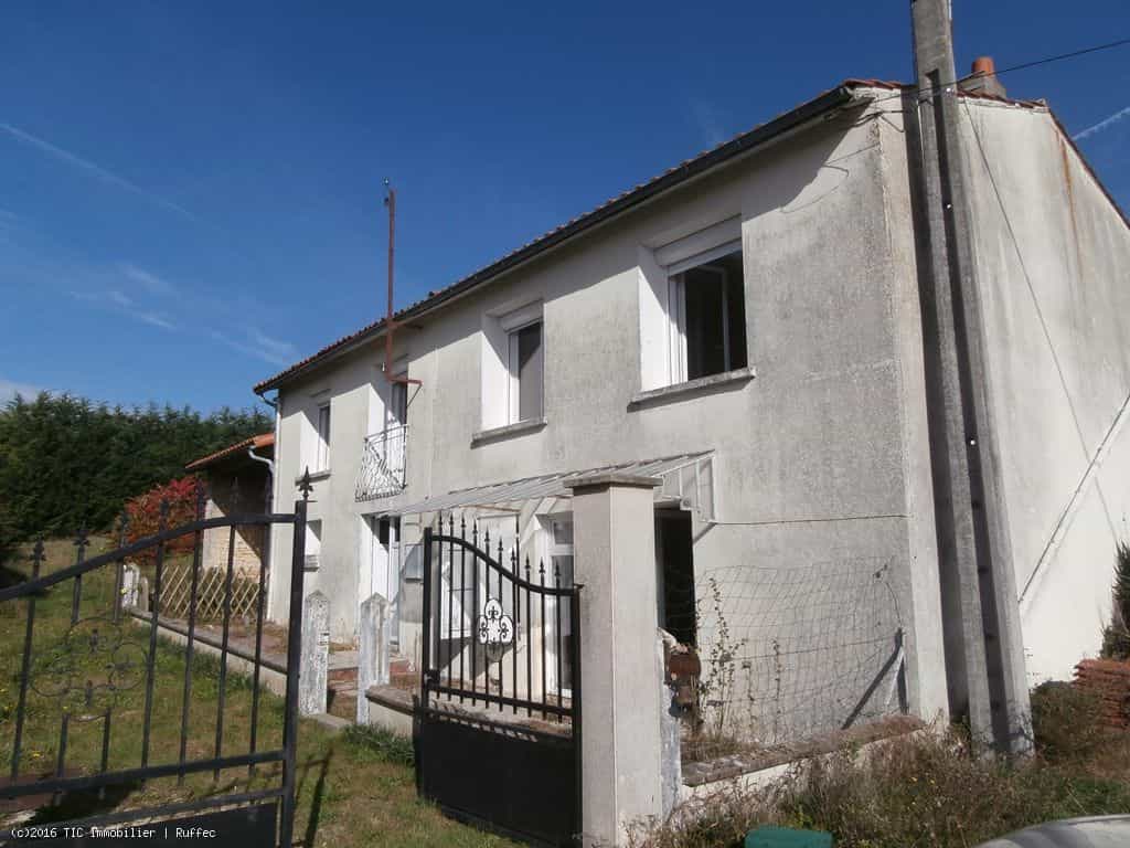 房子 在 Bioussac, Charente 10036501