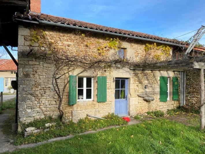House in Champagne-Mouton, Nouvelle-Aquitaine 10038708