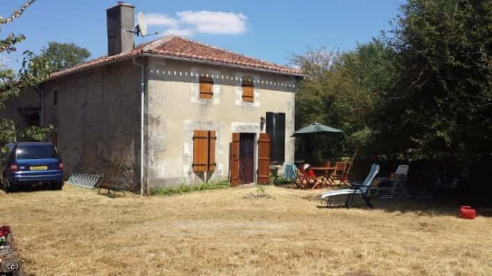 房子 在 Confolens, Charente 10038716