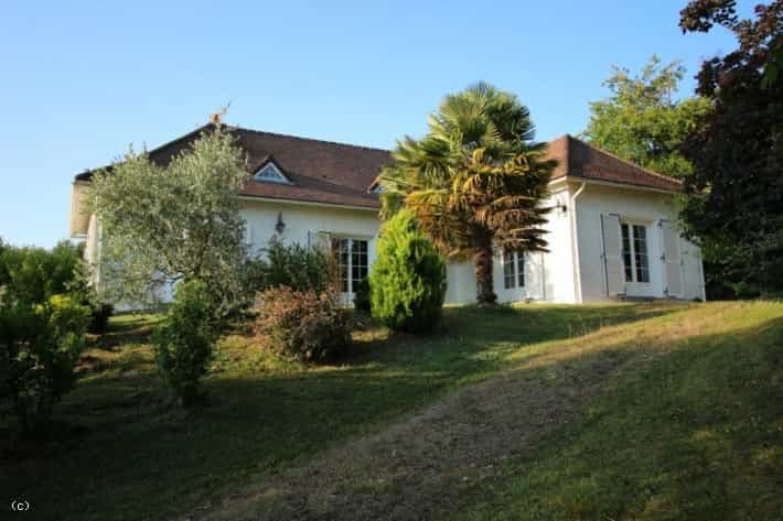 σπίτι σε Savigne, Nouvelle-Aquitaine 10038718