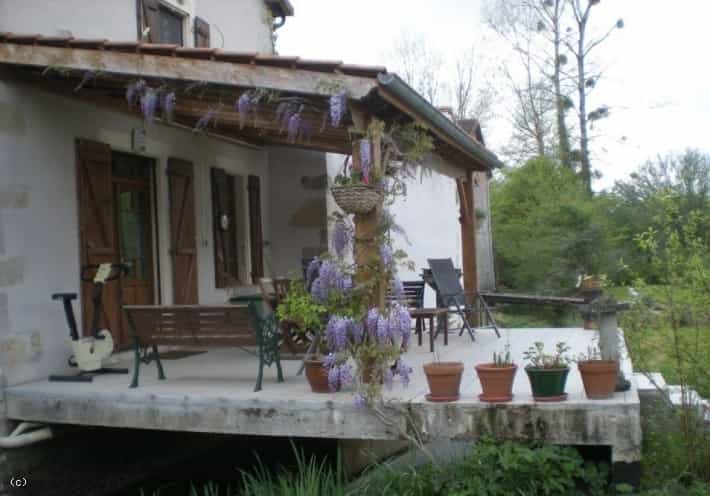 房子 在 Nanteuil-en-Vallee, Charente 10038851
