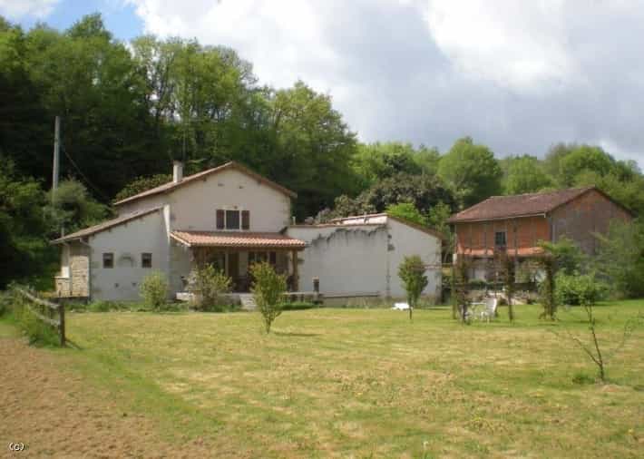 Casa nel Nanteuil-en-Vallée, Nuova Aquitania 10038851