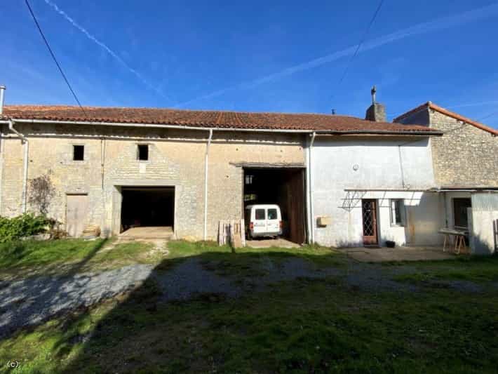 Rumah di Ruffec, Nouvelle-Aquitaine 10038856