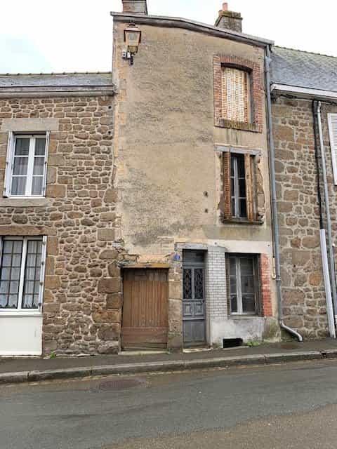 House in Lassay-les-Chateaux, Pays de la Loire 10039166