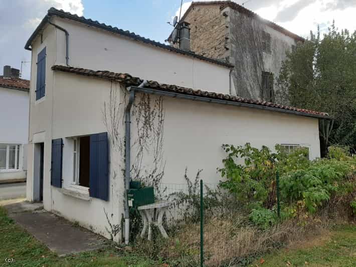House in Beaulieu-sur-Sonnette, Nouvelle-Aquitaine 10039193