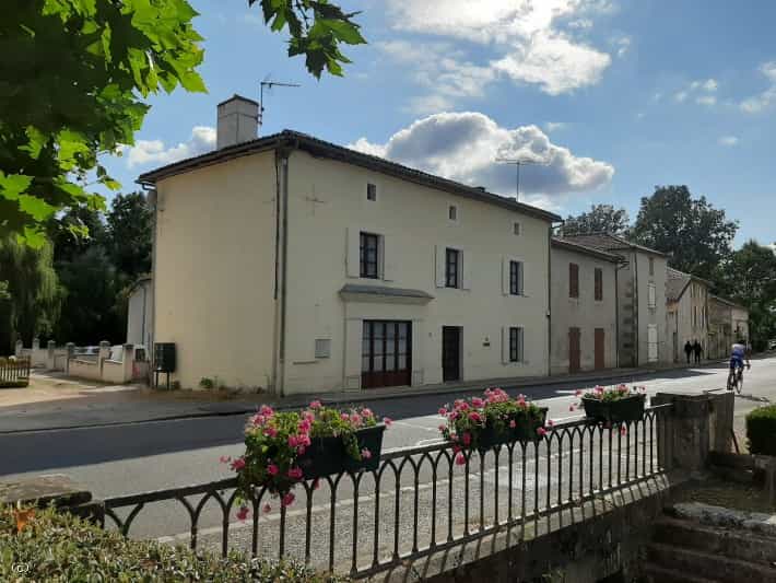 Hus i Champagne-Mouton, Nouvelle-Aquitaine 10039212