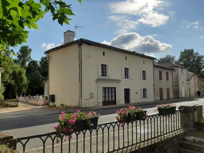 房子 在 Champagne-Mouton, Charente 10039212