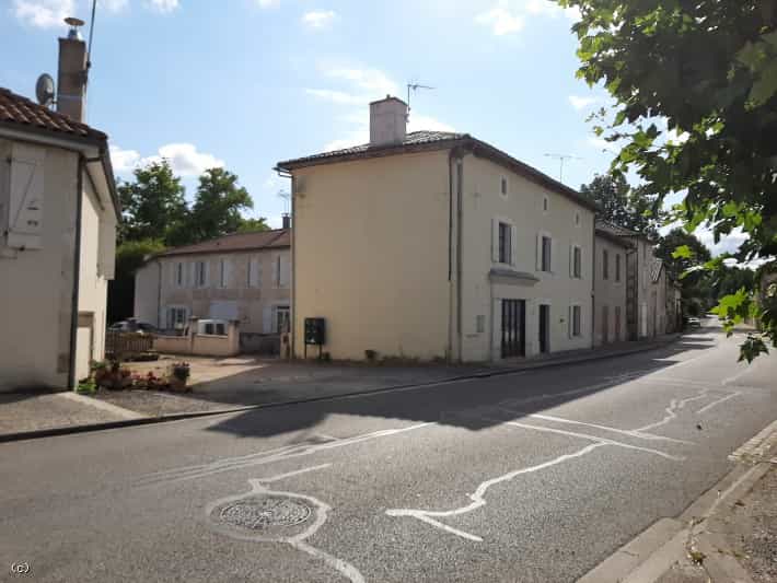 房子 在 Champagne-Mouton, Charente 10039212