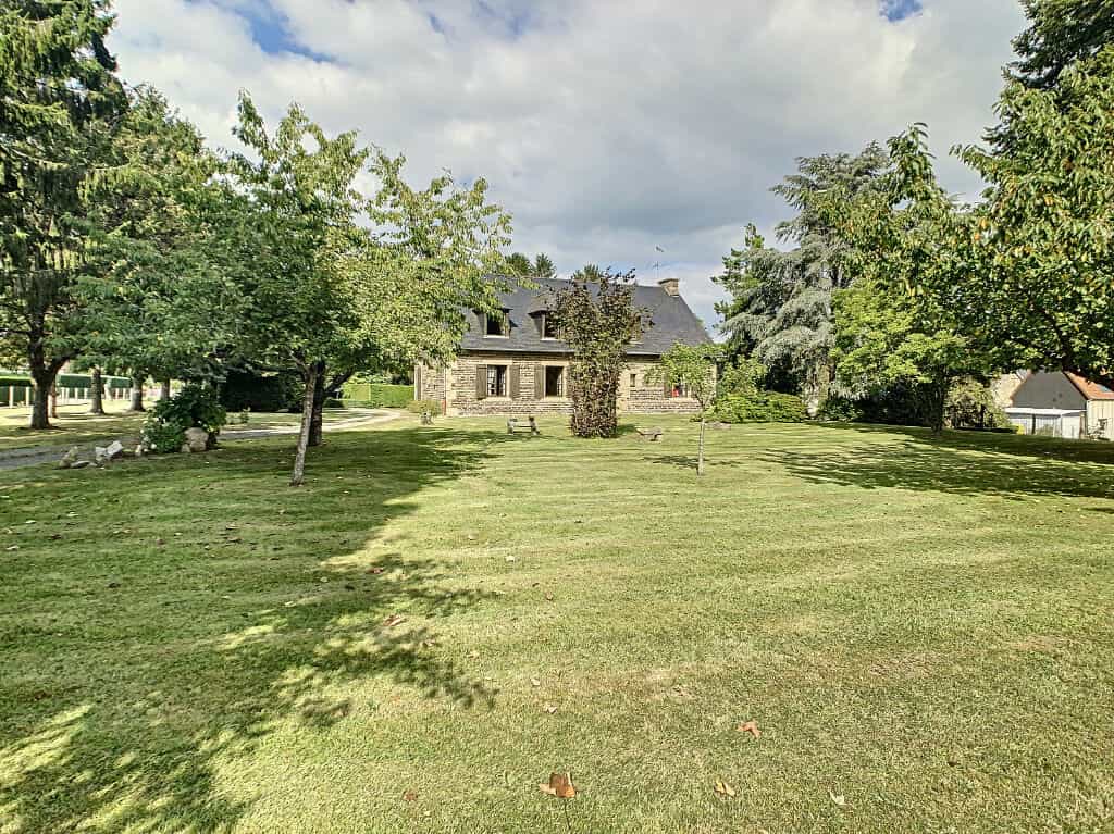 Hus i Saint-Hilaire-du-Harcouet, Manche 10039311
