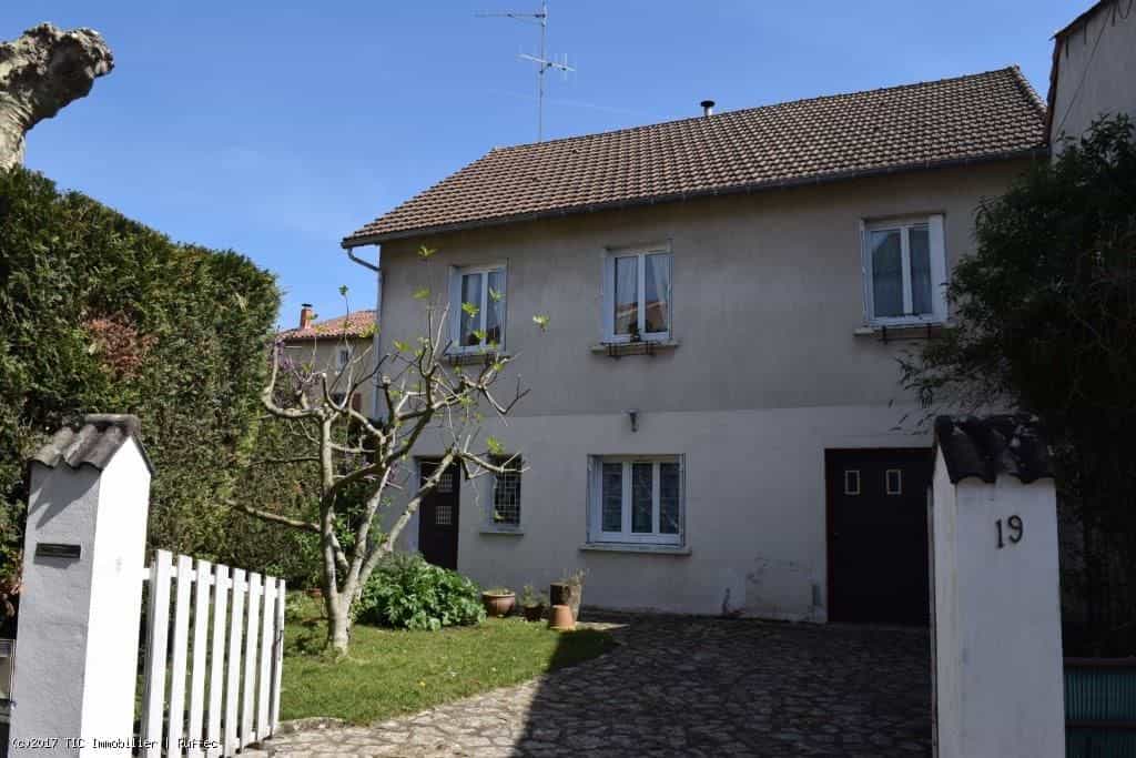 Rumah di Ruffec, Nouvelle-Aquitaine 10039379