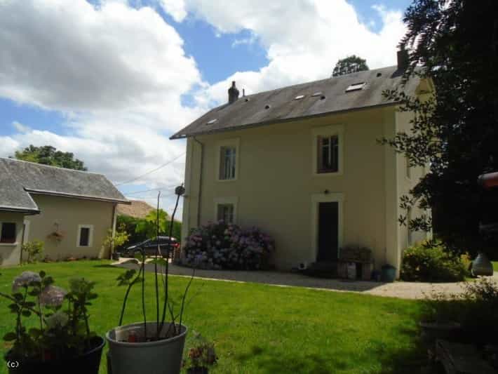 House in Chef-Boutonne, Deux-Sevres 10039448