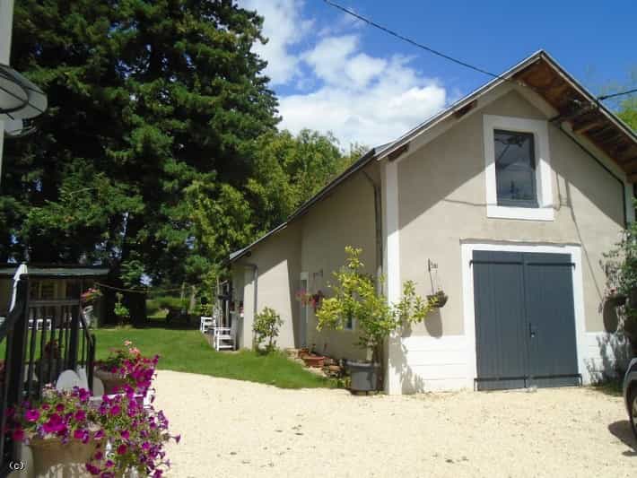 жилой дом в Chef-Boutonne, Deux-Sevres 10039448