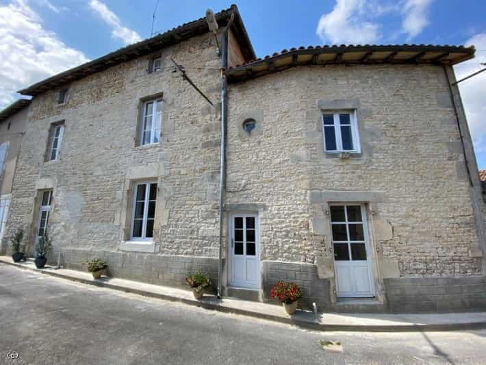 Hus i Champagne-Mouton, Nouvelle-Aquitaine 10039449