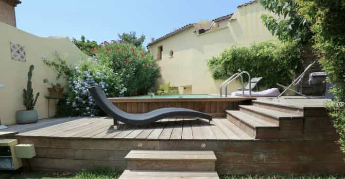 Casa nel Roquebrune-sur-Argens, Provenza-Alpi-Costa Azzurra 10039504