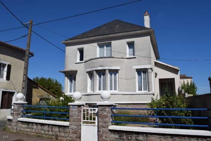 Rumah di Ruffec, Nouvelle-Aquitaine 10039530