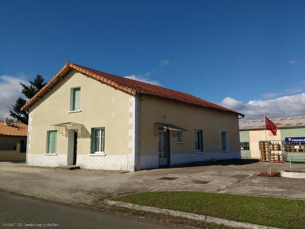 Hus i Verteuil-sur-Charente, Nouvelle-Aquitaine 10039602