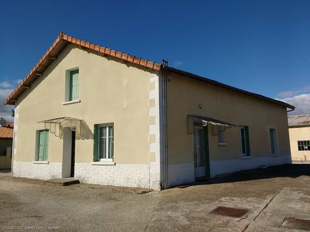 Hus i Verteuil-sur-Charente, Nouvelle-Aquitaine 10039602