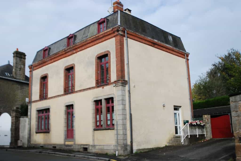 House in Lassay-les-Chateaux, Pays de la Loire 10039904