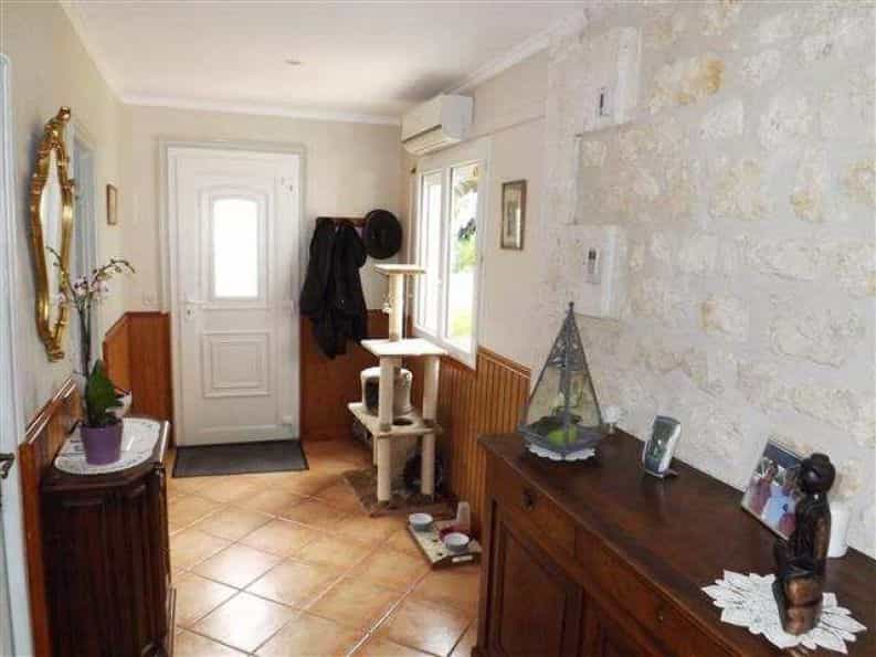 بيت في Angouleme, Charente 10040385