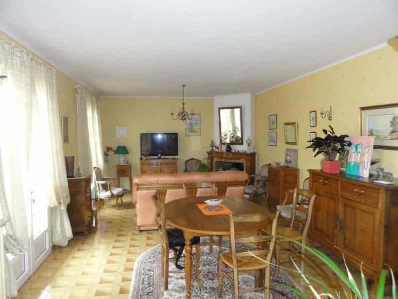 σπίτι σε Miramont-de-Guyenne, Lot-et-Garonne 10040394