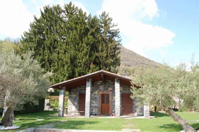 House in Province Of Como, Lombardy 10042348