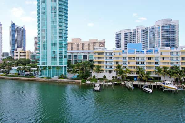 Condominium in Miami Beach, Florida 10042452