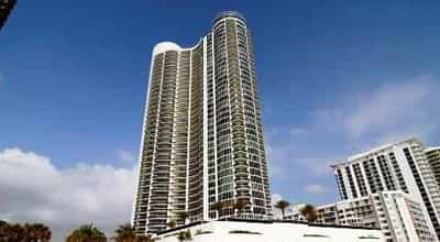 Condominium in Sunny Isles Beach, Florida 10042505