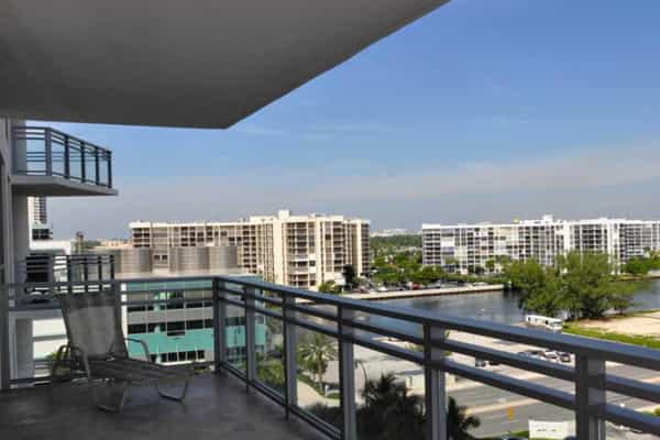 Condominium in Hollywood, Florida 10042536