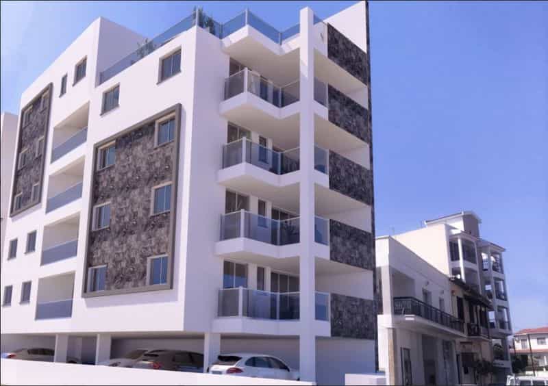 Condominium in Finikoudes, Larnaca 10042874