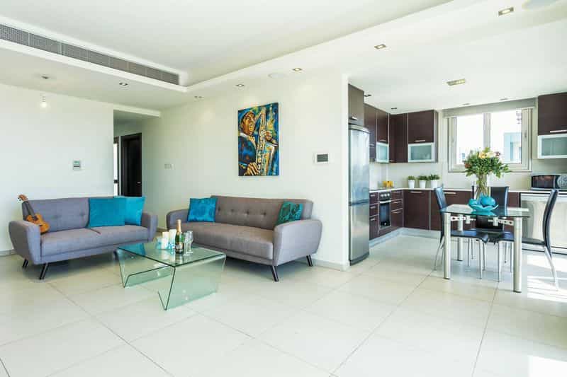 Condominium in Perivolia, Larnaca 10043927