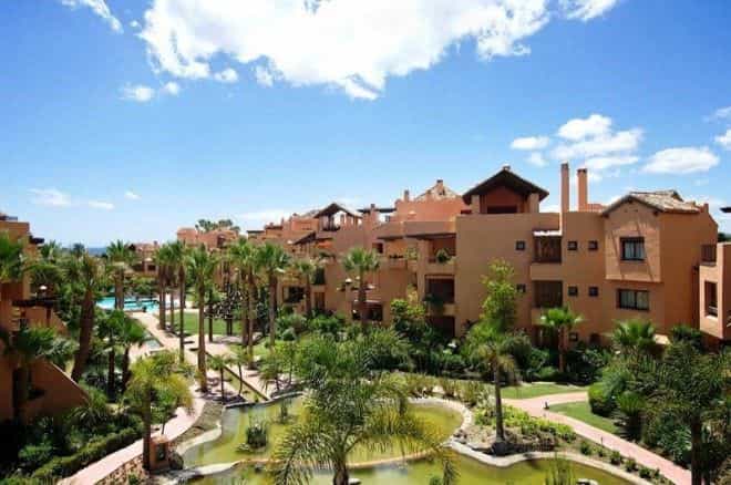 Condominium in San Pedro de Alcantara, Malaga 10044175