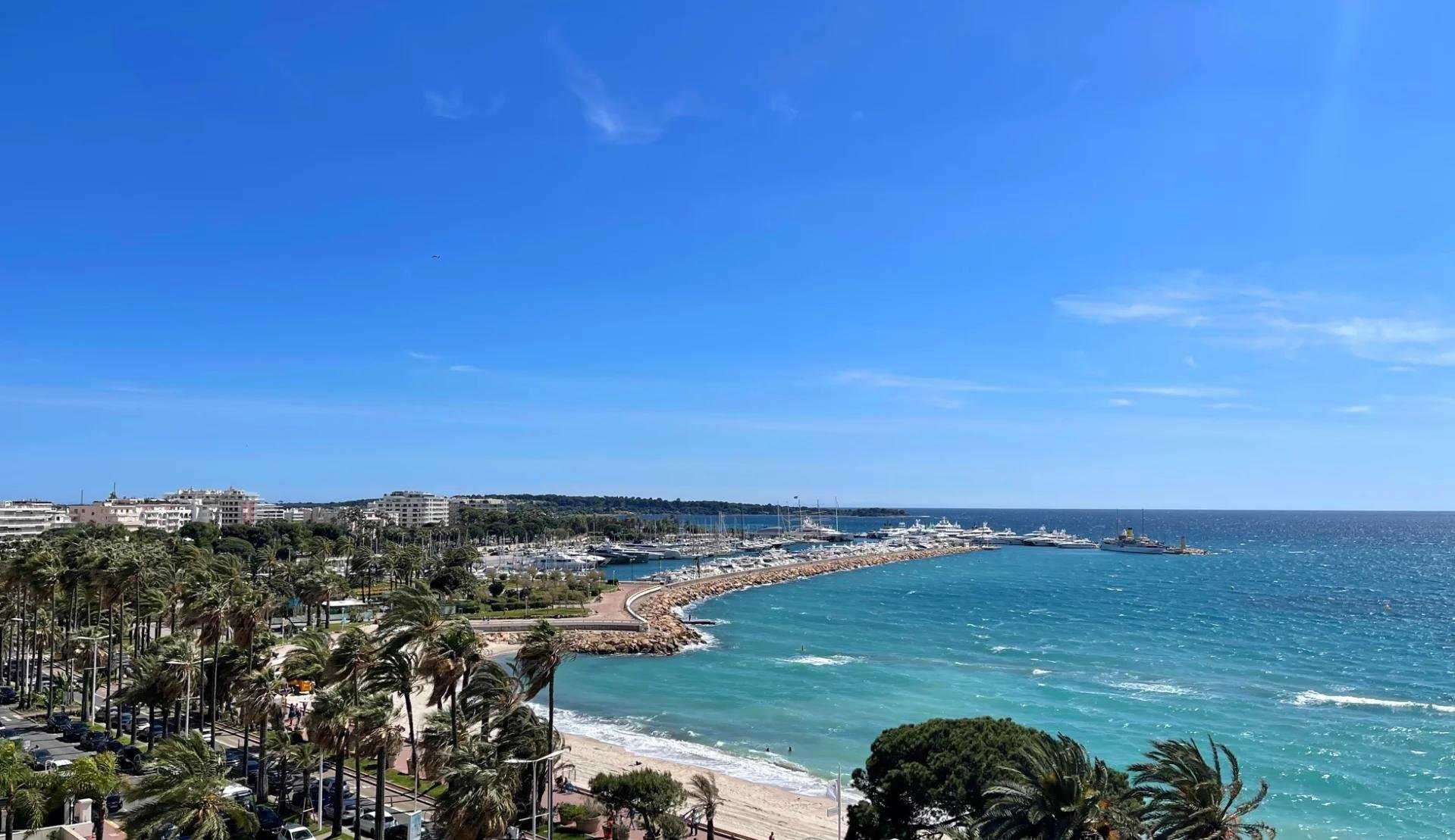 Condominium in Cannes, Provence-Alpes-Côte d'Azur 10044450