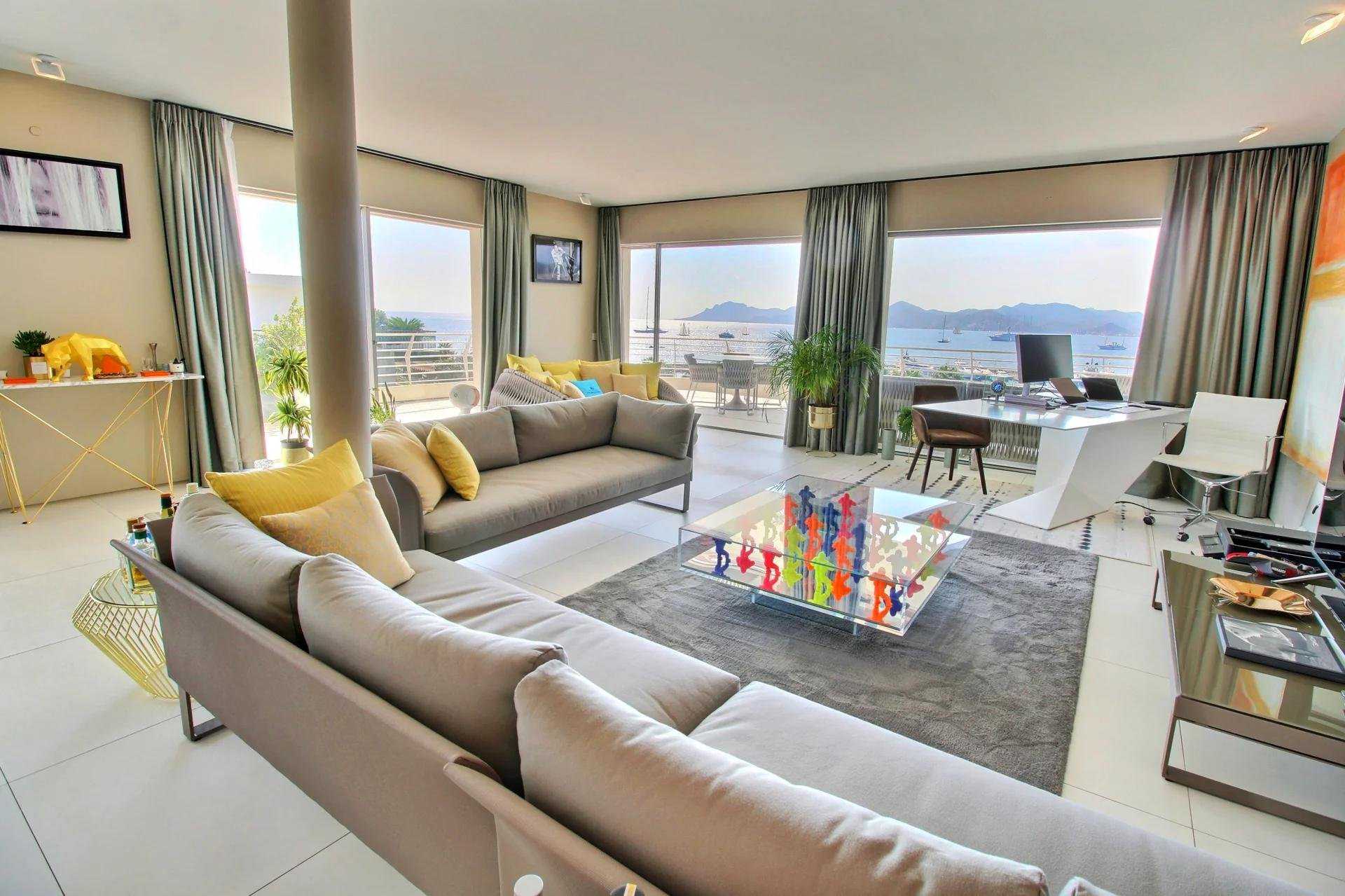Condominium in Cannes, Provence-Alpes-Cote d'Azur 10044454