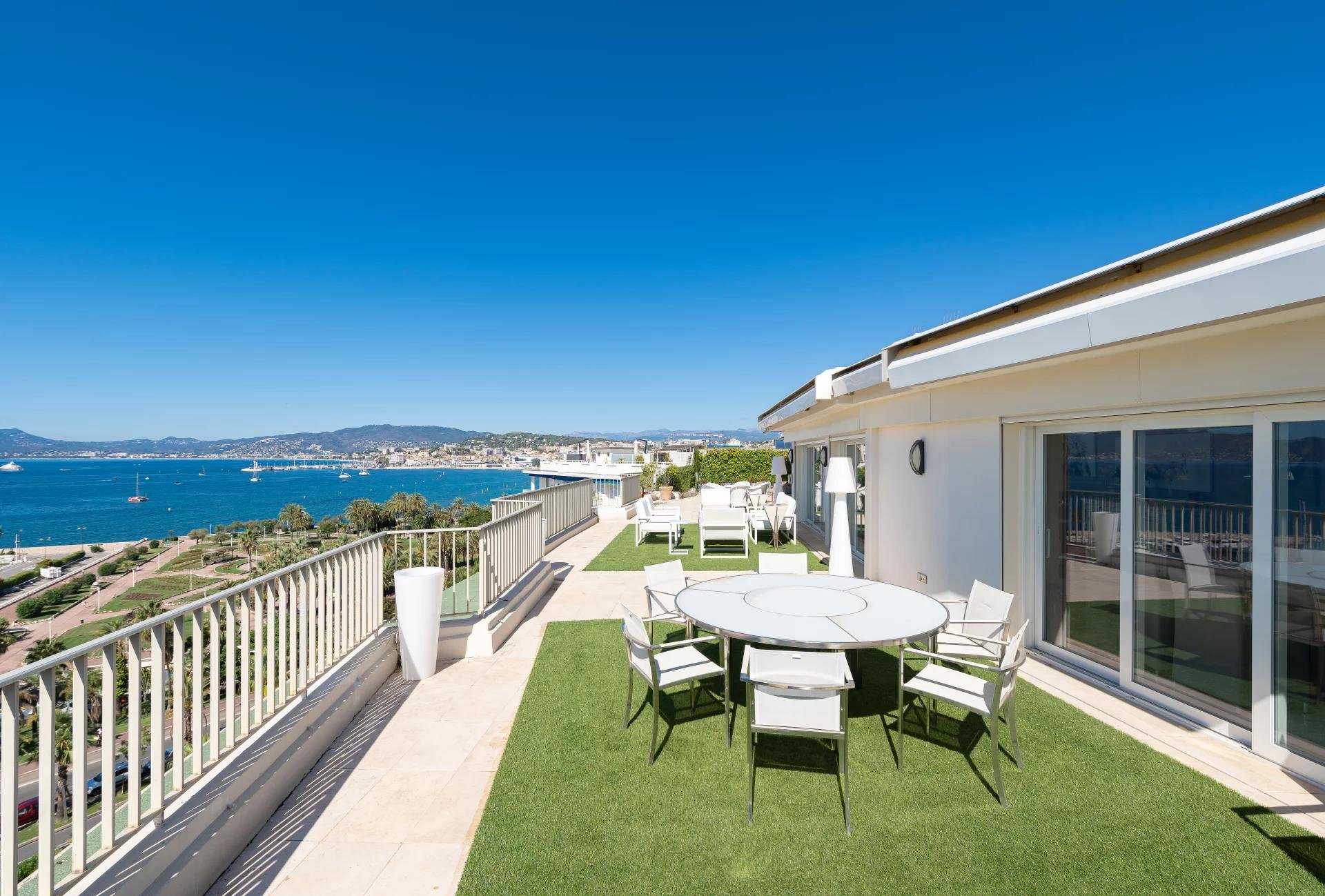Condominium in Cannes, Provence-Alpes-Cote d'Azur 10044462