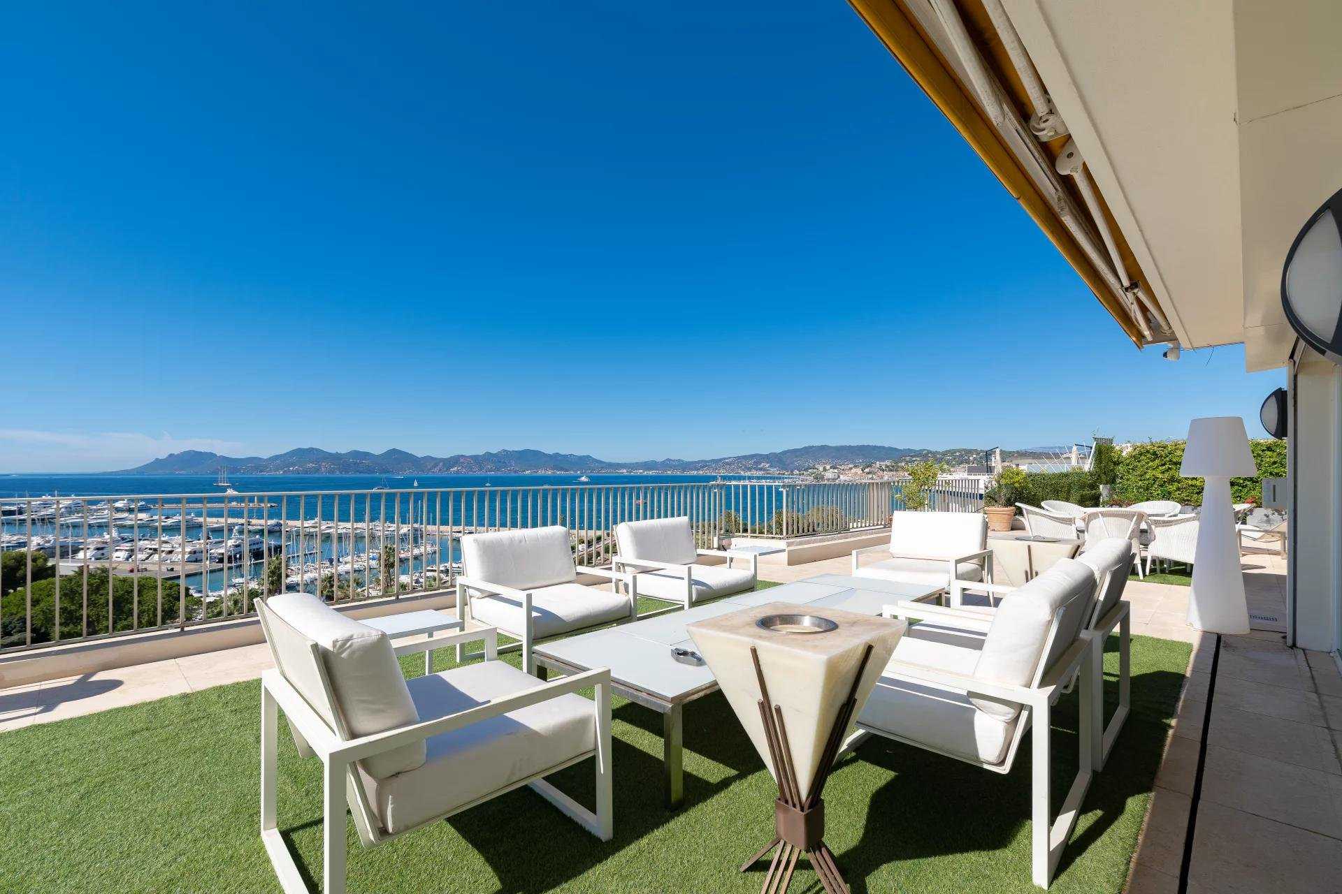 Condominium in Cannes, Provence-Alpes-Côte d'Azur 10044462