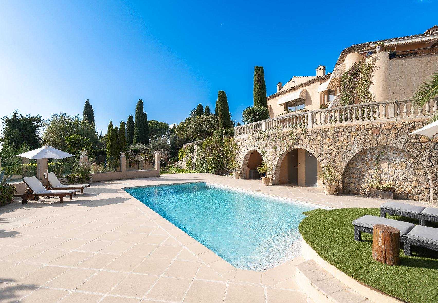 Talo sisään Mougins, Provence-Alpes-Cote d'Azur 10044472