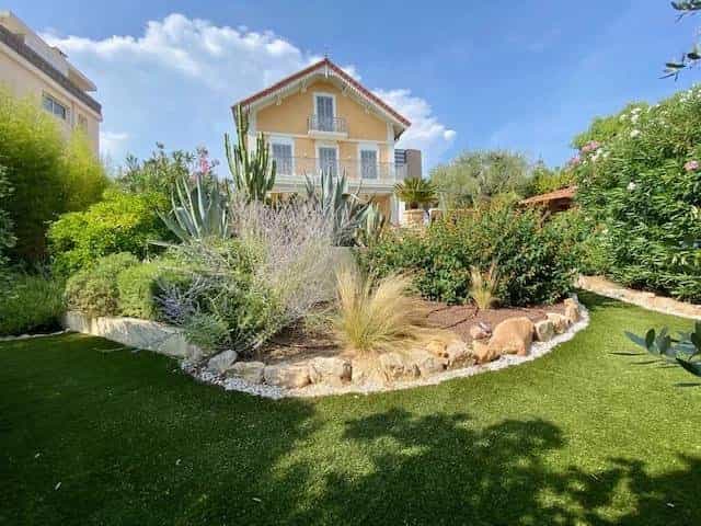 House in Le Four-a-Chaux, Provence-Alpes-Cote d'Azur 10044681