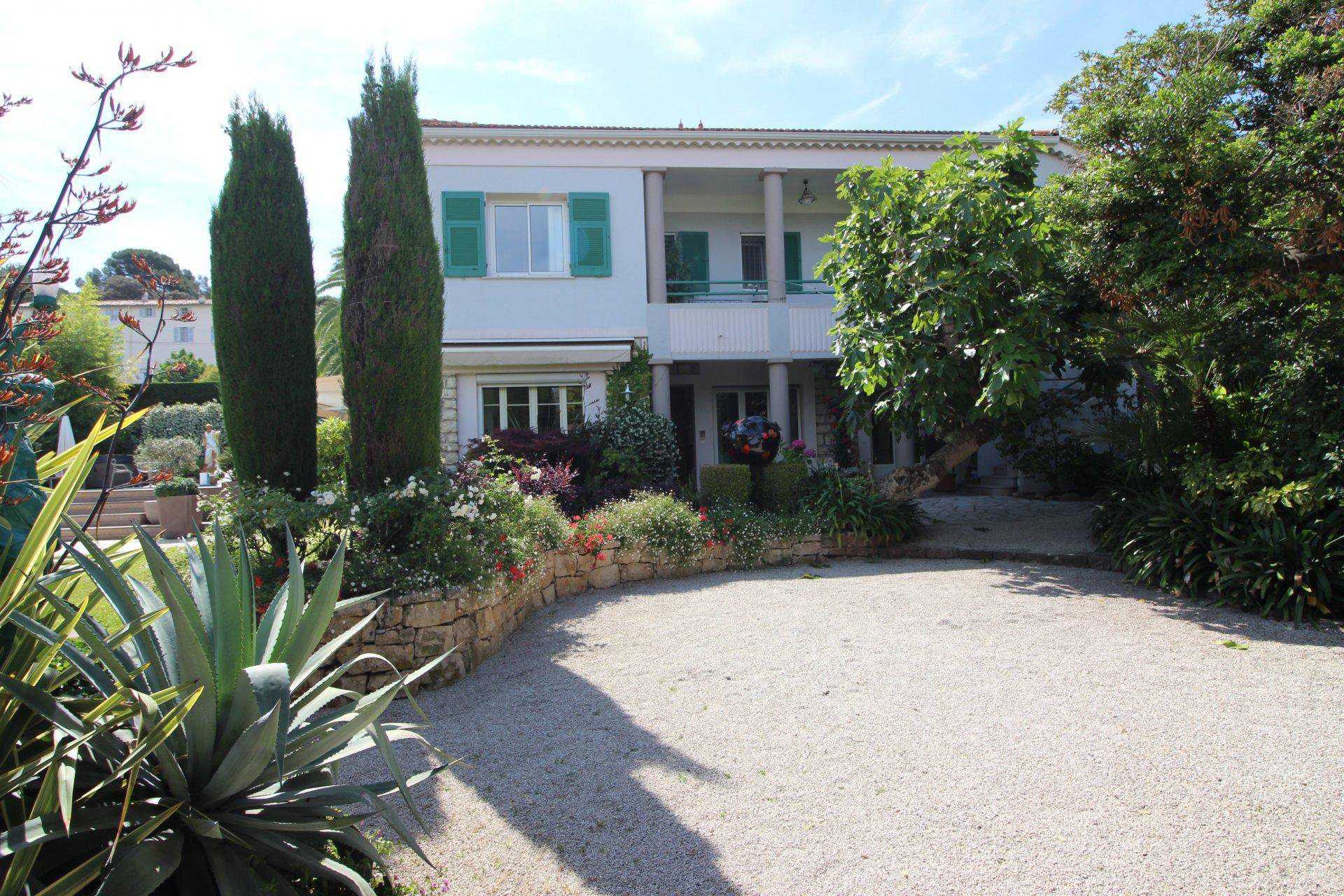 House in Antibes, Provence-Alpes-Cote d'Azur 10044703