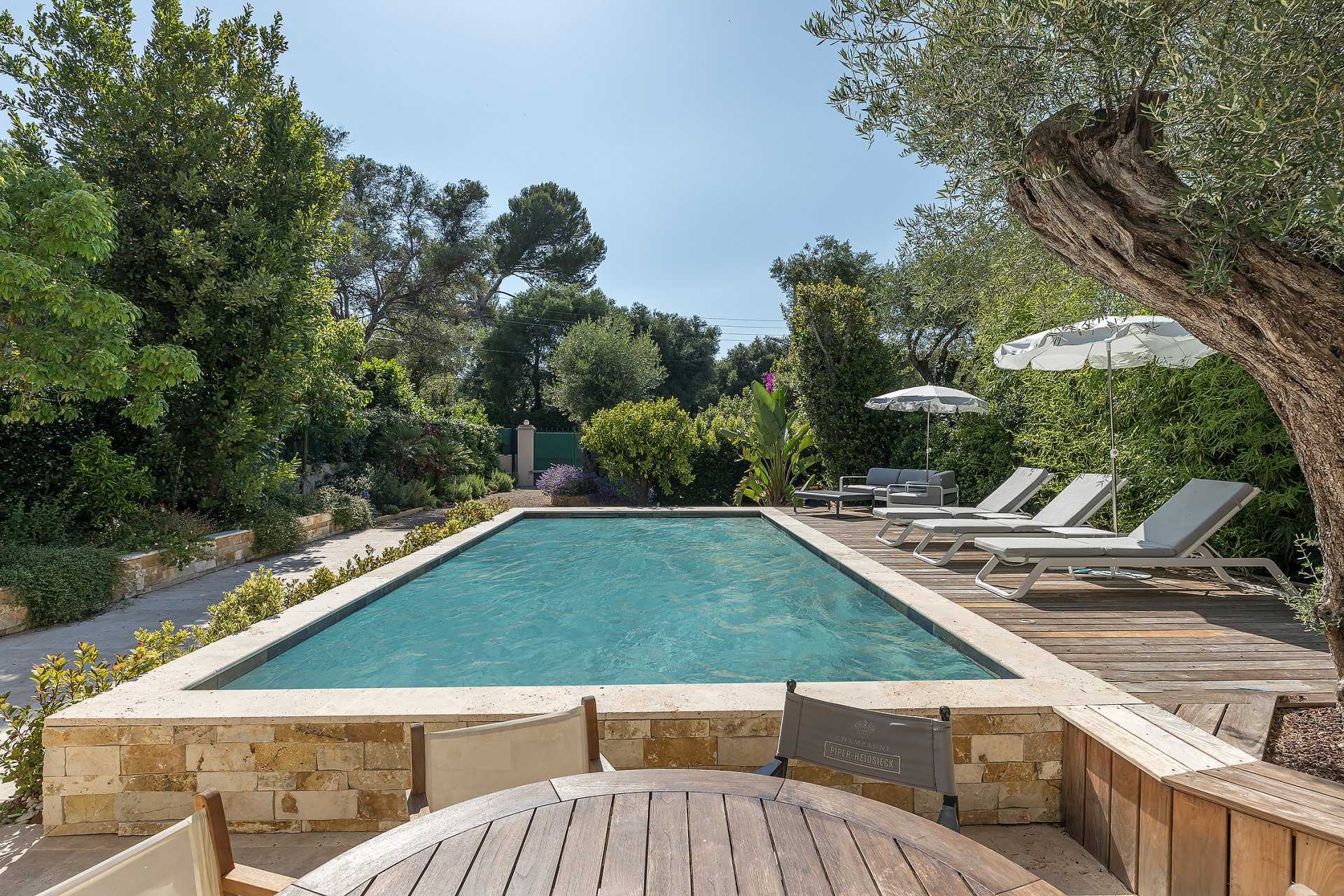 Talo sisään Antibes, Provence-Alpes-Cote d'Azur 10044708