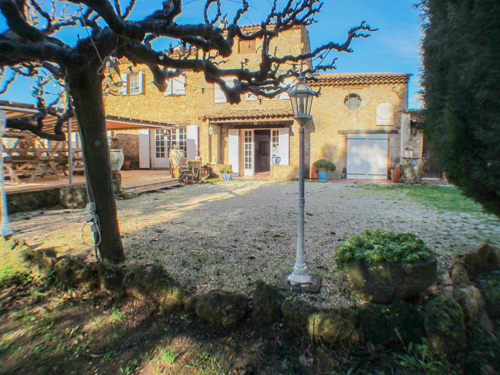 Huis in La Motte, Provence-Alpes-Côte d'Azur 10044941