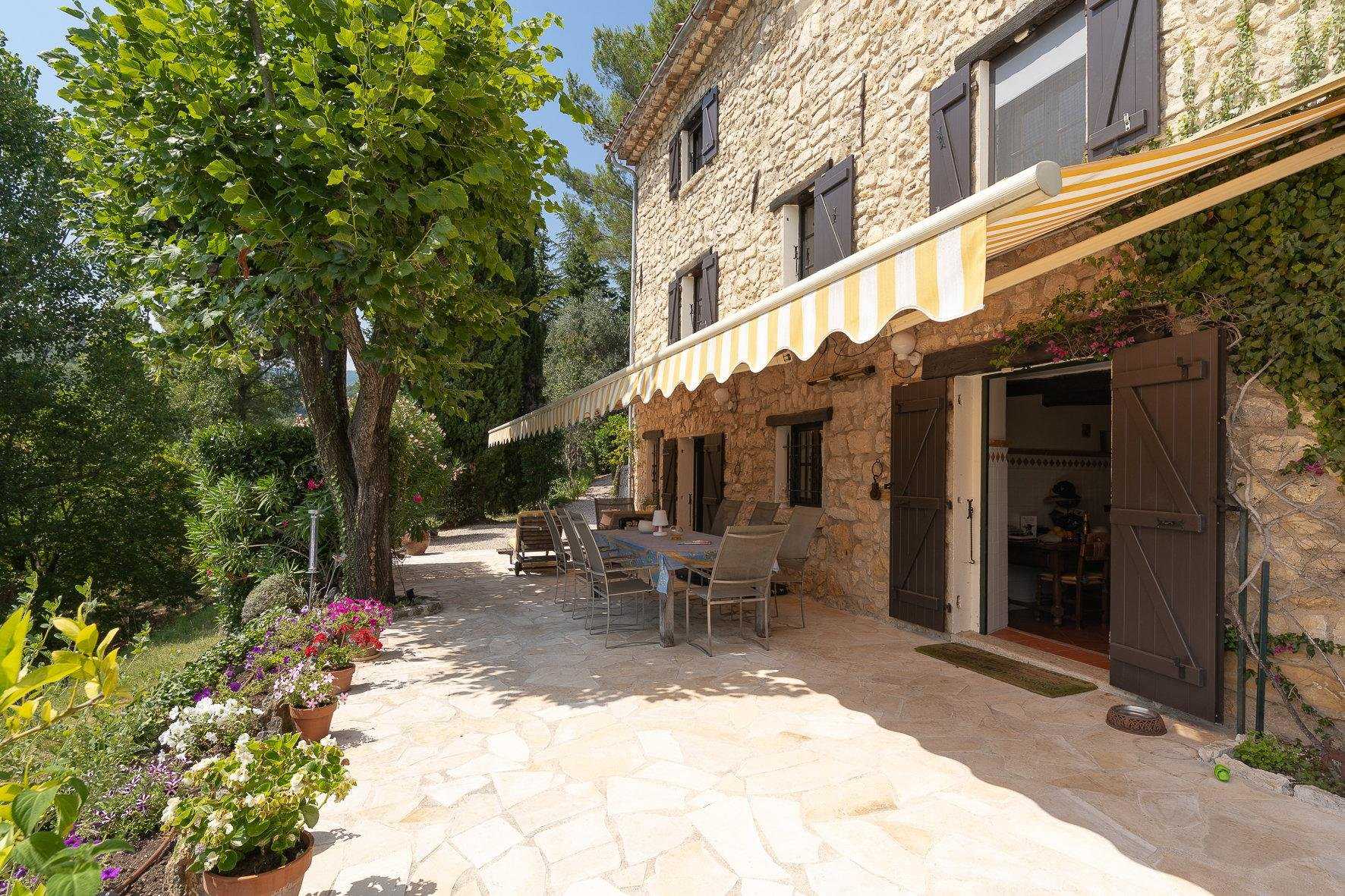 House in Chateauneuf-du-Pape, Provence-Alpes-Cote d'Azur 10044987
