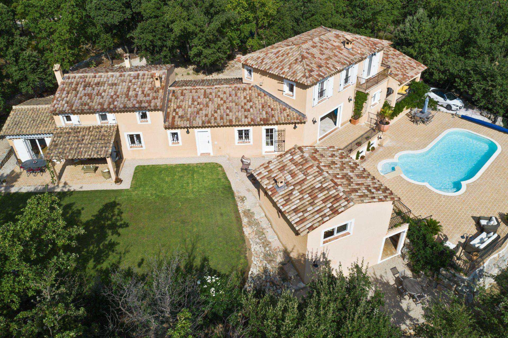 Talo sisään Fayence, Provence-Alpes-Cote d'Azur 10045049