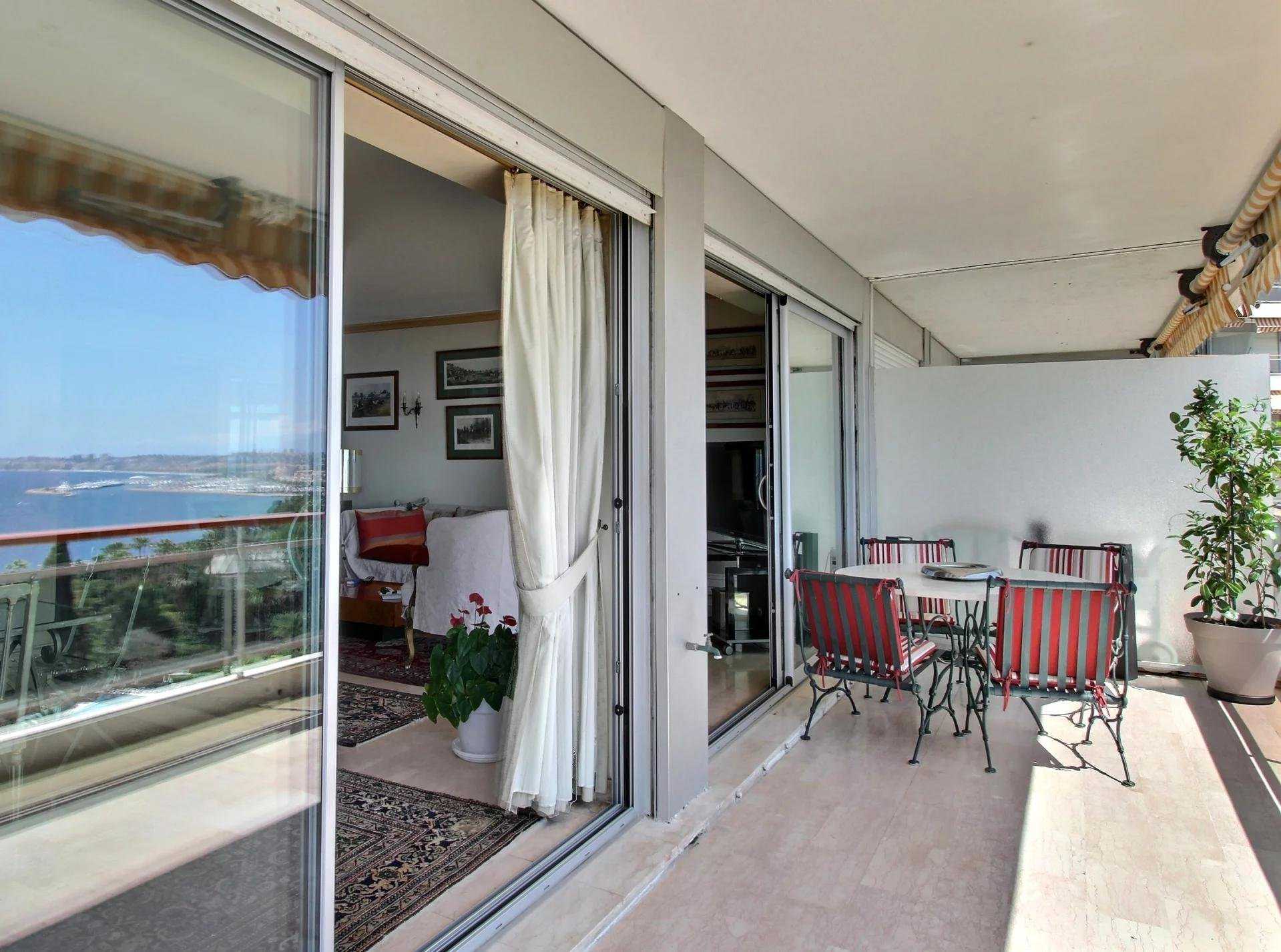 Condominium in Golfe-Juan, Provence-Alpes-Cote d'Azur 10045116